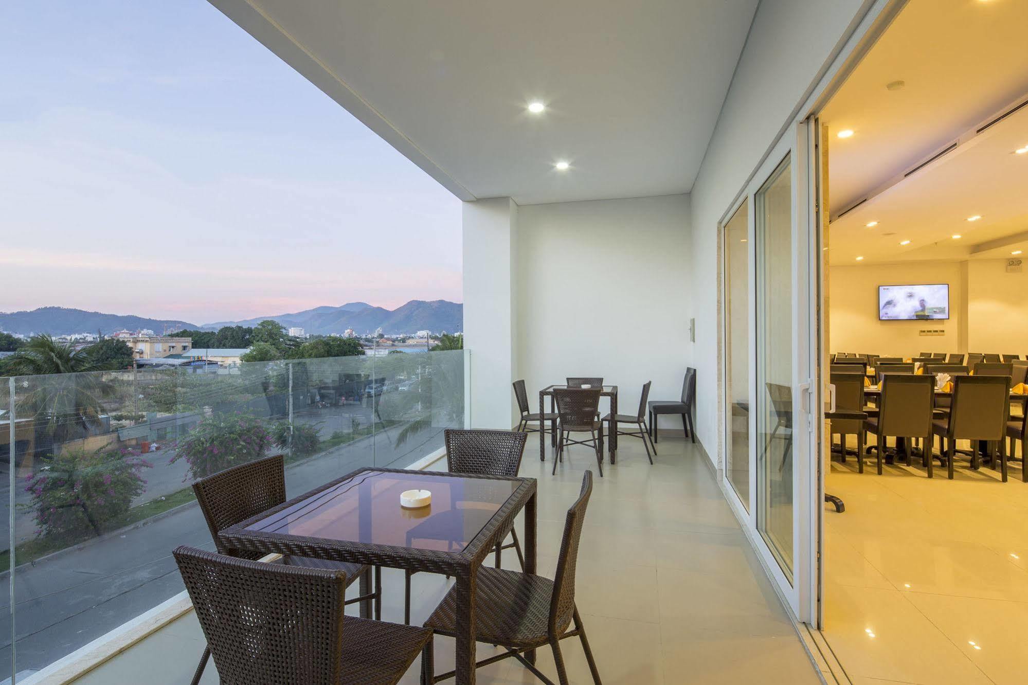 เดนโดร โกลด์ โฮเต็ล Hotel ญาจาง ภายนอก รูปภาพ